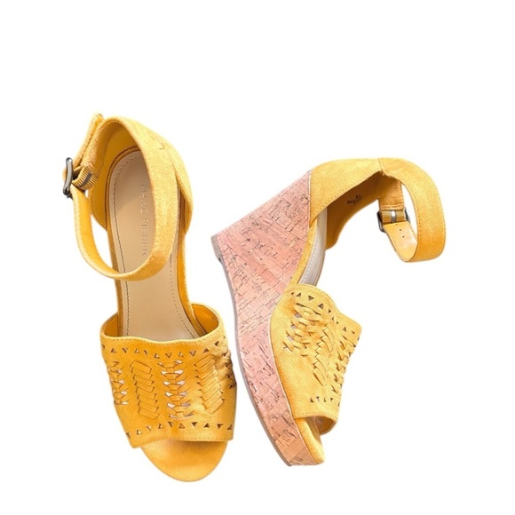 Marc Fisher Batini Sunflower Yellow Faux Suede Lasered Cork Wedge 3.5 Heel 8.5M - Picture 5 of 8